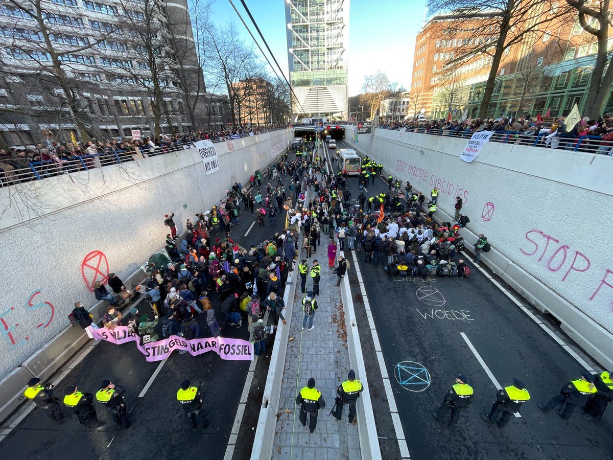 KritischePatri's tweet image. Het blijft opvallend hoe er van #extinctionrebellion nooit mensen veroordeeld zijn voor het blokkeren van de #A12, terwijl de Blokkeerfriezen wèl veroordeeld zijn voor hetzelfde feit.