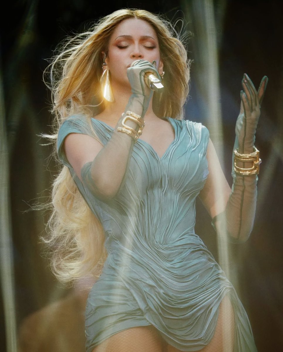 theyoncesource's tweet image. 🚨 Beyoncé becomes the first singer this century to earn 10 Emmys nominations.
#Emmys