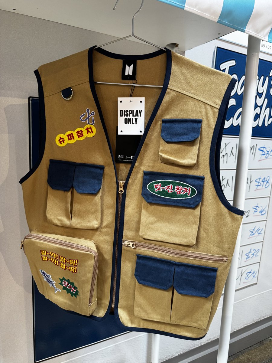 BTS ジン Fishing Vest ロサンゼルス US ポップアップ 限定 The Jin pop up fishing vest and matching bucket hat is so fun! My