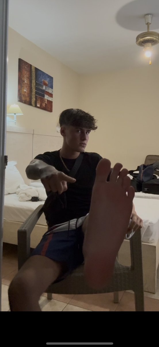 Empty ur wallet and serve these feet f*g 

As I sit back on holiday taking ur cash and leave u in debt😈

Findom cash Paypig