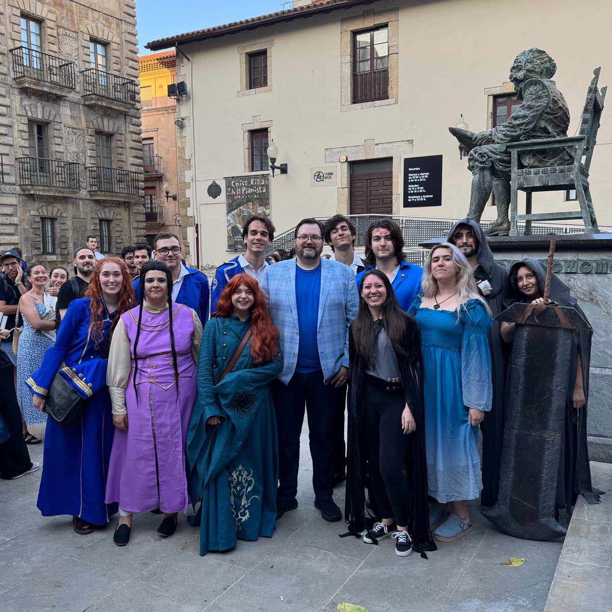 BrandSanderson's tweet image. Lots of great cosplayers today! @DragonsteelBook @festivalcelsius #Celsius232
