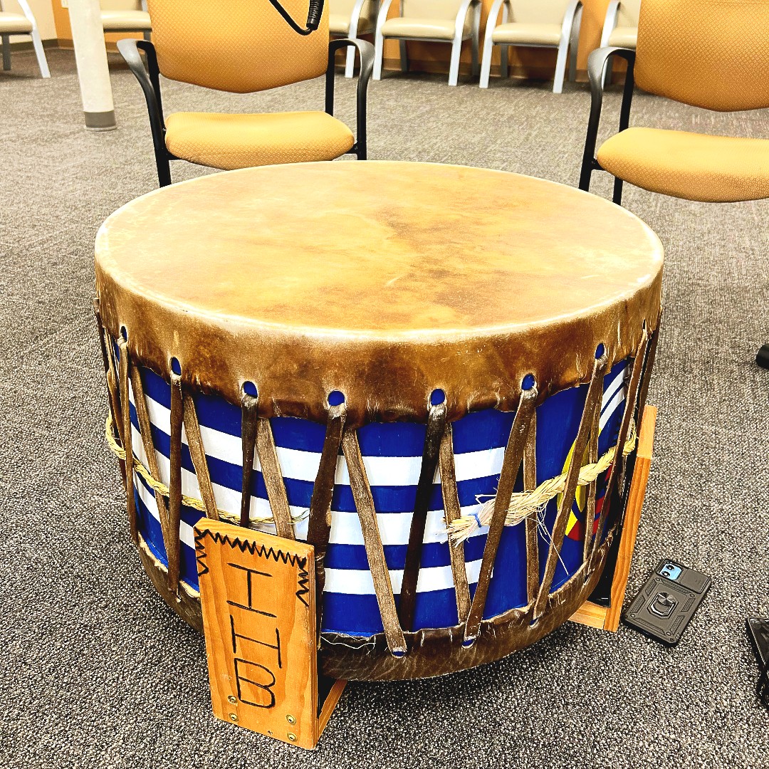 IHB_Minneapolis's tweet image. Join us tonight at 2020 Minnehaha Ave:
🗣️ Ojibwe Language Class – 5:00 PM
📍 Board Room
Taught by Richard Wright.
🪶 Drum and Dance Group – 6:00 PM
📍 Downstairs
Led by Frederick Lone Eagle.
#MyIHB #IndigenousServices #OjibweLanguage #DrumGroup