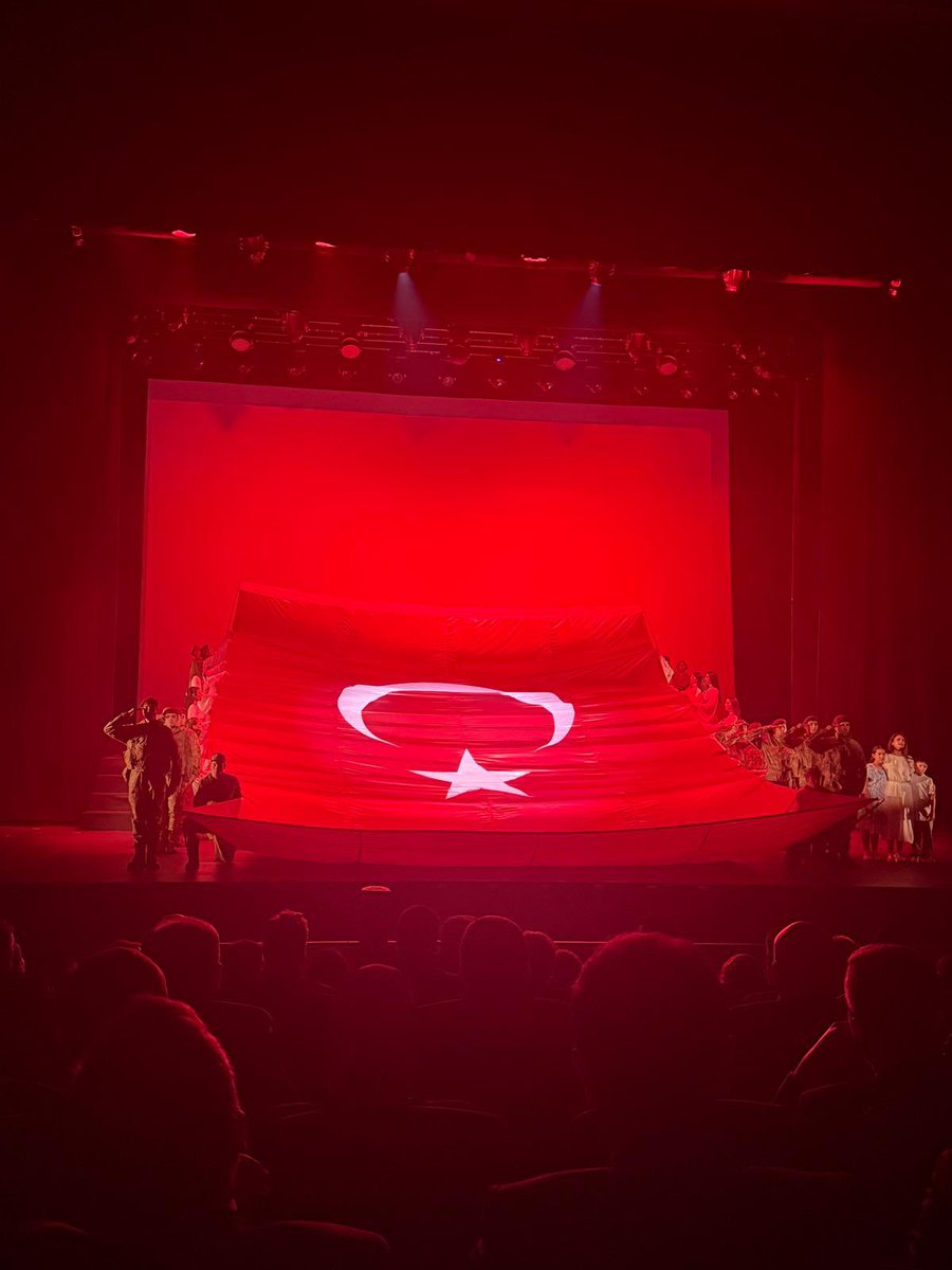 Cumhurbaşkanımız Sayın Recep Tayyip Erdoğan’ın teşrifleriyle gerçekleşen “En Uzun Gece” destanının ilk temsiline katıldık. #15Temmuz gecesi nesiller boyu milletimizin dik duruşu ve liderine olan bağlılığıyla anılacak. 
#ZaferinAdıTürkiye 🇹🇷
