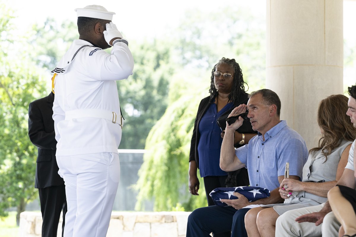 ArlingtonNatl's tweet image. “That’s My Beach”: Son Remembers Father Who Served on Ship Off Omaha Beach on D-Day: arlingtoncemetery.mil/Blog/Post/1478…
📸 Elizabeth Fraser
More photos: flickr.com/photos/arlingt…