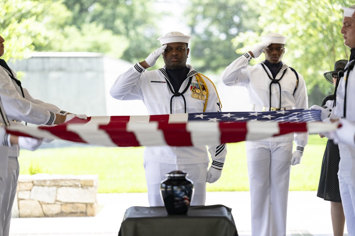 ArlingtonNatl's tweet image. “That’s My Beach”: Son Remembers Father Who Served on Ship Off Omaha Beach on D-Day: arlingtoncemetery.mil/Blog/Post/1478…
📸 Elizabeth Fraser
More photos: flickr.com/photos/arlingt…