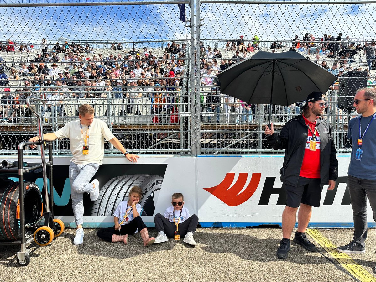 nico_mueller's tweet image. Made it into the duels on Sunday and started P5, looking promising until contact led to a puncture. Still fought back up to P8 after a great finale, but a post race penalty dropped us out of the points.
„Mund abwischen - weitermachen“ 🇩🇪
#nm51 #fullpull #andretti #formulae