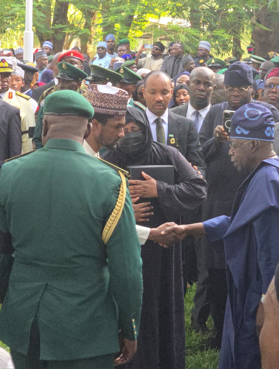 See how Aisha Buhari hugged the Nigerian flag that draped the remains of GENERAL Buhari after it was solemnly handed over to her by President Bola Tinubu.