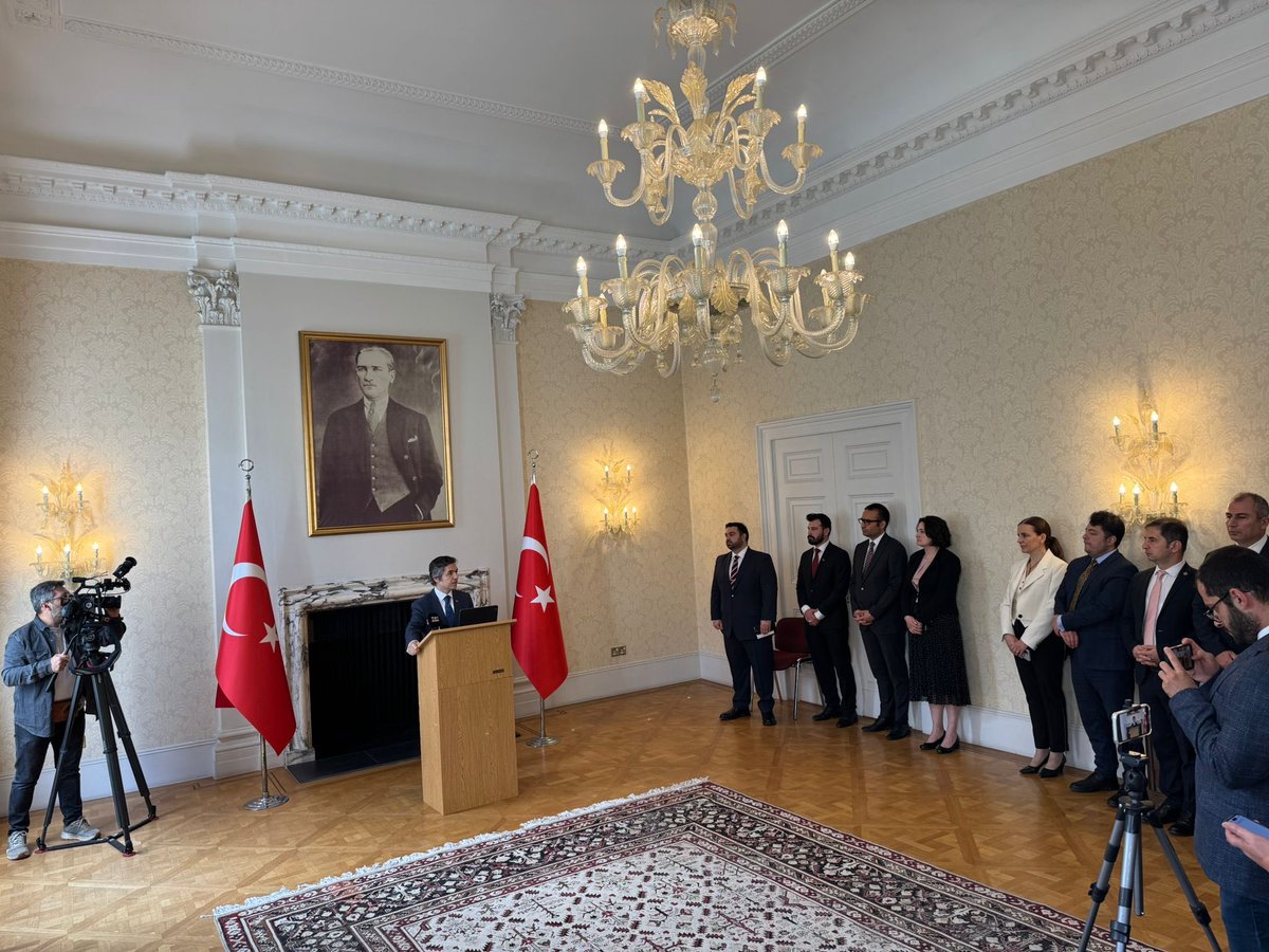 TC_LondraBE's tweet image. 15 Temmuz Demokrasi ve Milli Birlik günü vesilesiyle düzenlediğimiz törende şehitlerimizi ve gazilerimizi minnetle andık.
Britanya-Türk Derneği ve Eğitim Müşavirliğimiz tarafından @yeelondra evsahipliğinde düzenlenen 15 Temmuz konulu resim sergisinin açılışını gerçekleştirdik.