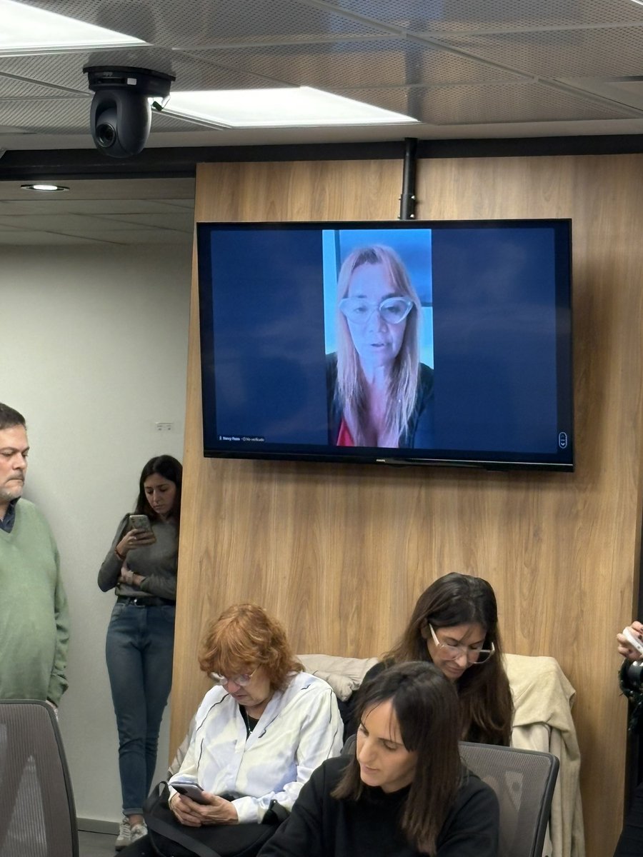 Ahora Nancy pasos “desde que asumió el gobierno y con el sistema de comunicación q tienen, se infringe una herida al sistema democratico. La cantidad de periodistas ciberacosadas es impresionante. Algunas lo llevan a la justicia y otras terminan callando que es el fin”