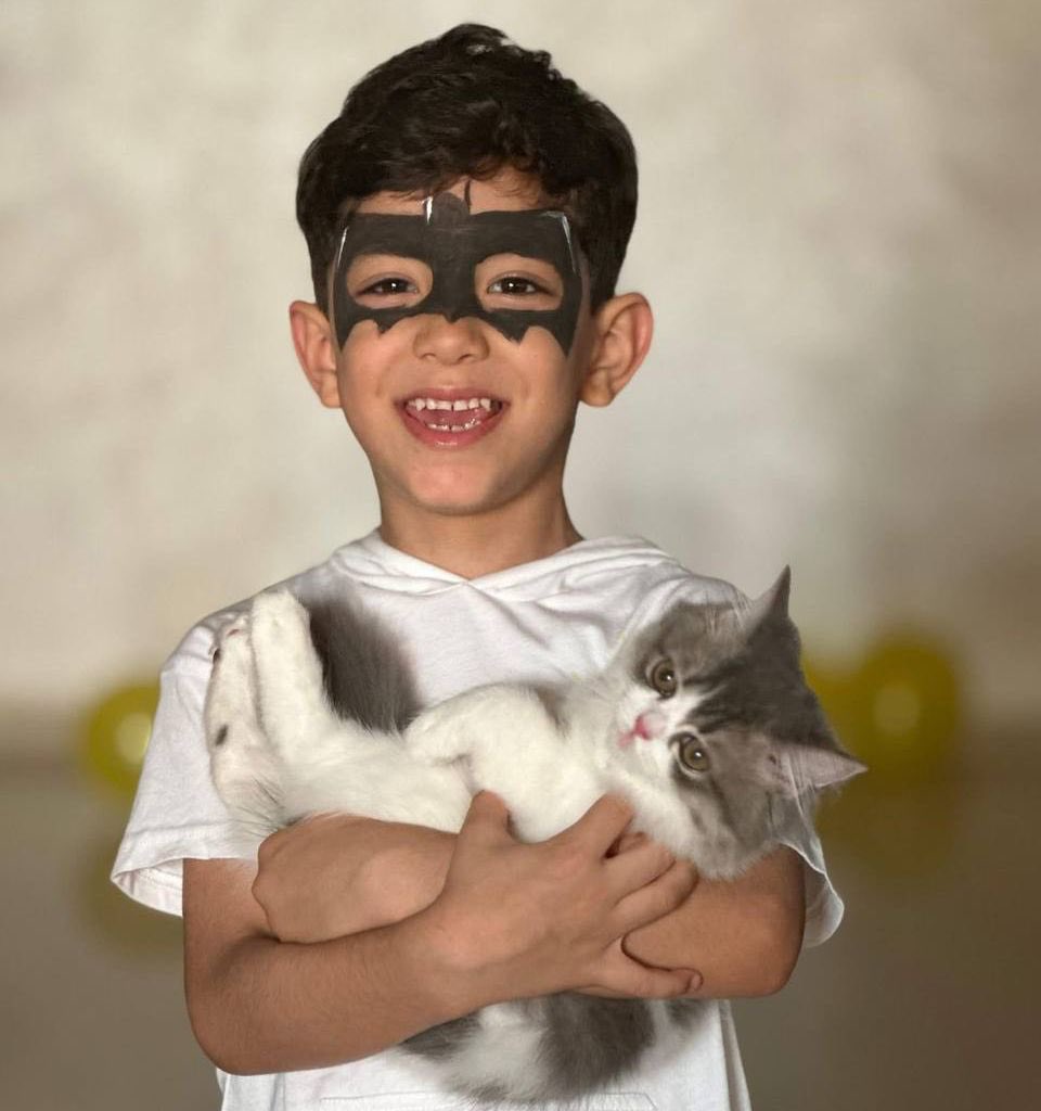 Saad 8 yaşındaydı. Kedisiyle oynarken katledildi. Ne istatistikten ne fotoğraftan ibaret onlar. 

Naaşlarını saracak kefen, koyacak tabut yok, öyle korkunç bir zulme terk edildiler.

#15TemmuzRuhuİleGazzeye