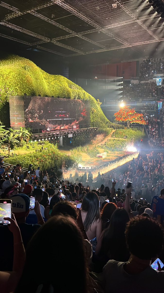 siteptbr's tweet image. Simplesmente o palco da nova turnê do Bad Bunny 🤯