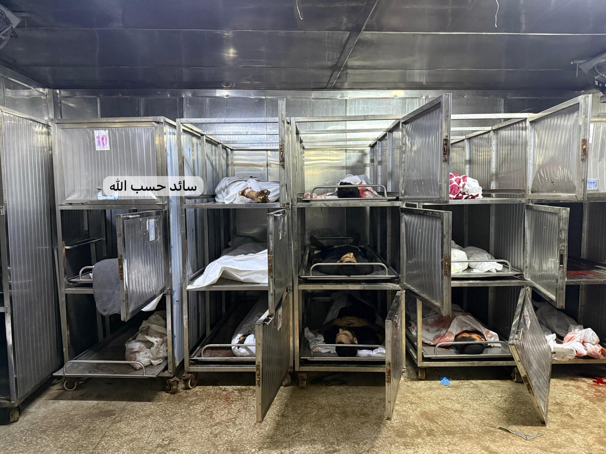 بعد 648 يوم من الحرب على #غزة..

هذا هو المشهد من ثلاجة الشهداء في مجمع الشفاء الطبي! 

في هذه الثلاجات، لم تعد الأرقام تُحصى، بل صارت الملامح وحدها تُنطق بالوجع. عائلات بأكملها ترتقي، وأسماء تختفي من السجلات لتُخلد في ذاكرة الوجع الفلسطيني. الرائحة، البرد، الصمت الثقيل... كلها