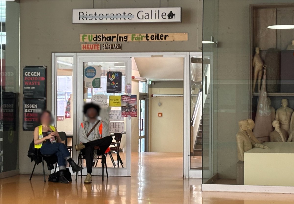 Alon David 🇮🇱 🇩🇪 (@alon_david_) on Twitter photo Ich bin deutsch-israelischer Journalist.
Heute wurde mir bei einer Veranstaltung im Gebäude der <a href="/FU_Berlin/">Freie Universität</a> der Zutritt verweigert - mit Hausverbot.
Während drinnen Holocaustvergleiche und antisemitische Parolen fallen, werden Journalisten wie ich draußen selektiert.
In einer Ich bin deutsch-israelischer Journalist.
Heute wurde mir bei einer Veranstaltung im Gebäude der <a href="/FU_Berlin/">Freie Universität</a> der Zutritt verweigert - mit Hausverbot.
Während drinnen Holocaustvergleiche und antisemitische Parolen fallen, werden Journalisten wie ich draußen selektiert.
In einer