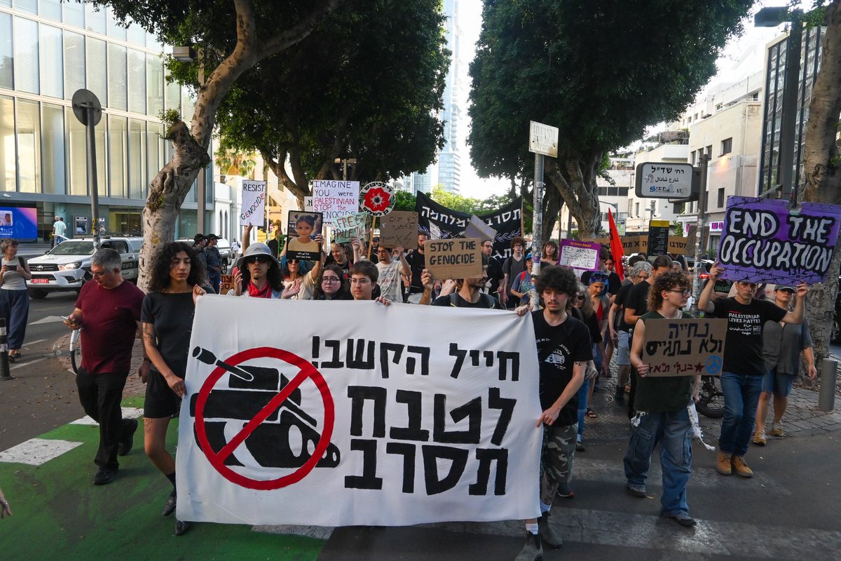 a protest calling for refusal was held today in Tel Aviv by the organization of refusers "<a href="/Mesarvot_/">Mesarvot מסרבות</a> ". The demonstrators chanted slogans against the IOF and in favor of refusal and reminded everyone that the IOF is a terrorist organization