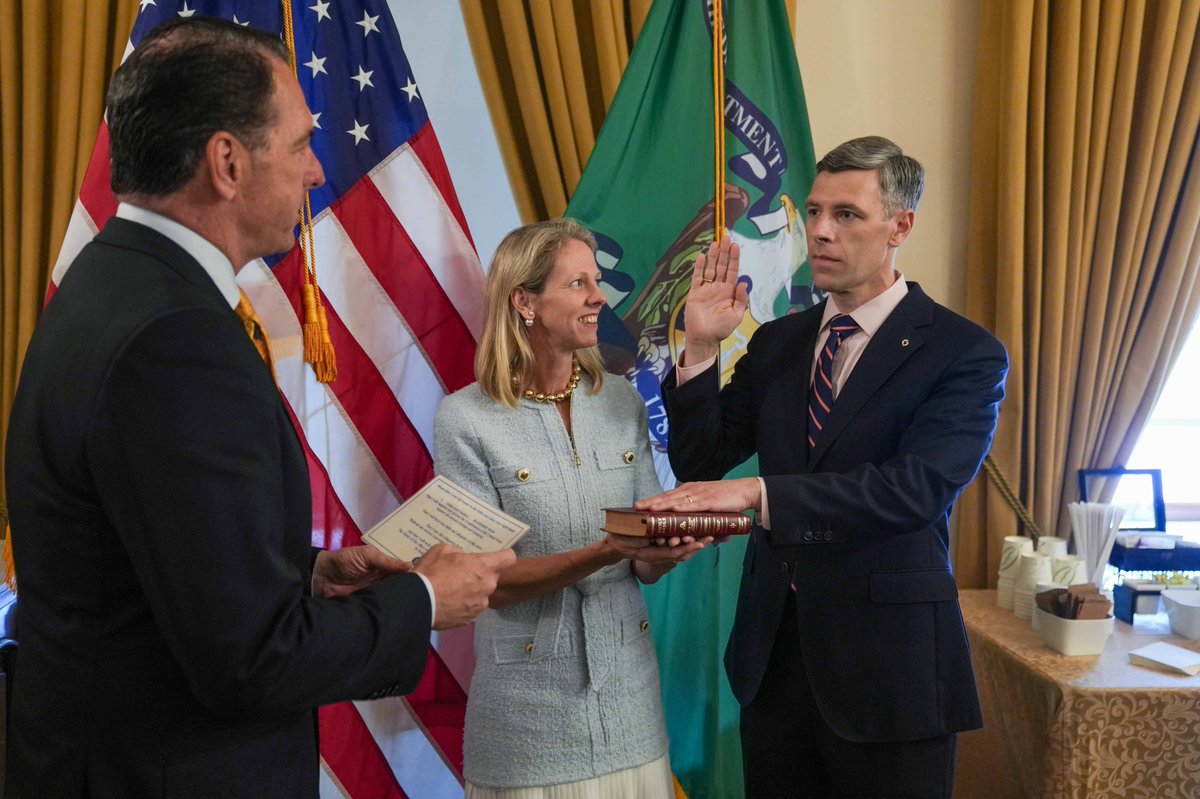 TreasuryDepSec's tweet image. Today, I had the honor of swearing in Jonathan Gould as the 32nd Comptroller of the Currency.
I had the privilege to work with Jonathan during the first Trump Administration when he served as Senior Deputy Comptroller and Chief Counsel at OCC, his extensive experience will help…