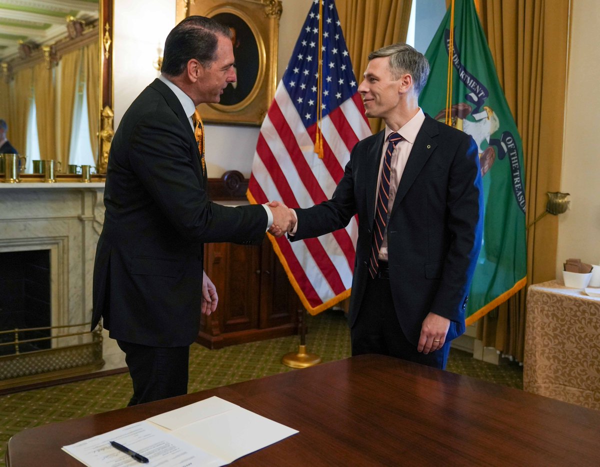 TreasuryDepSec's tweet image. Today, I had the honor of swearing in Jonathan Gould as the 32nd Comptroller of the Currency.
I had the privilege to work with Jonathan during the first Trump Administration when he served as Senior Deputy Comptroller and Chief Counsel at OCC, his extensive experience will help…