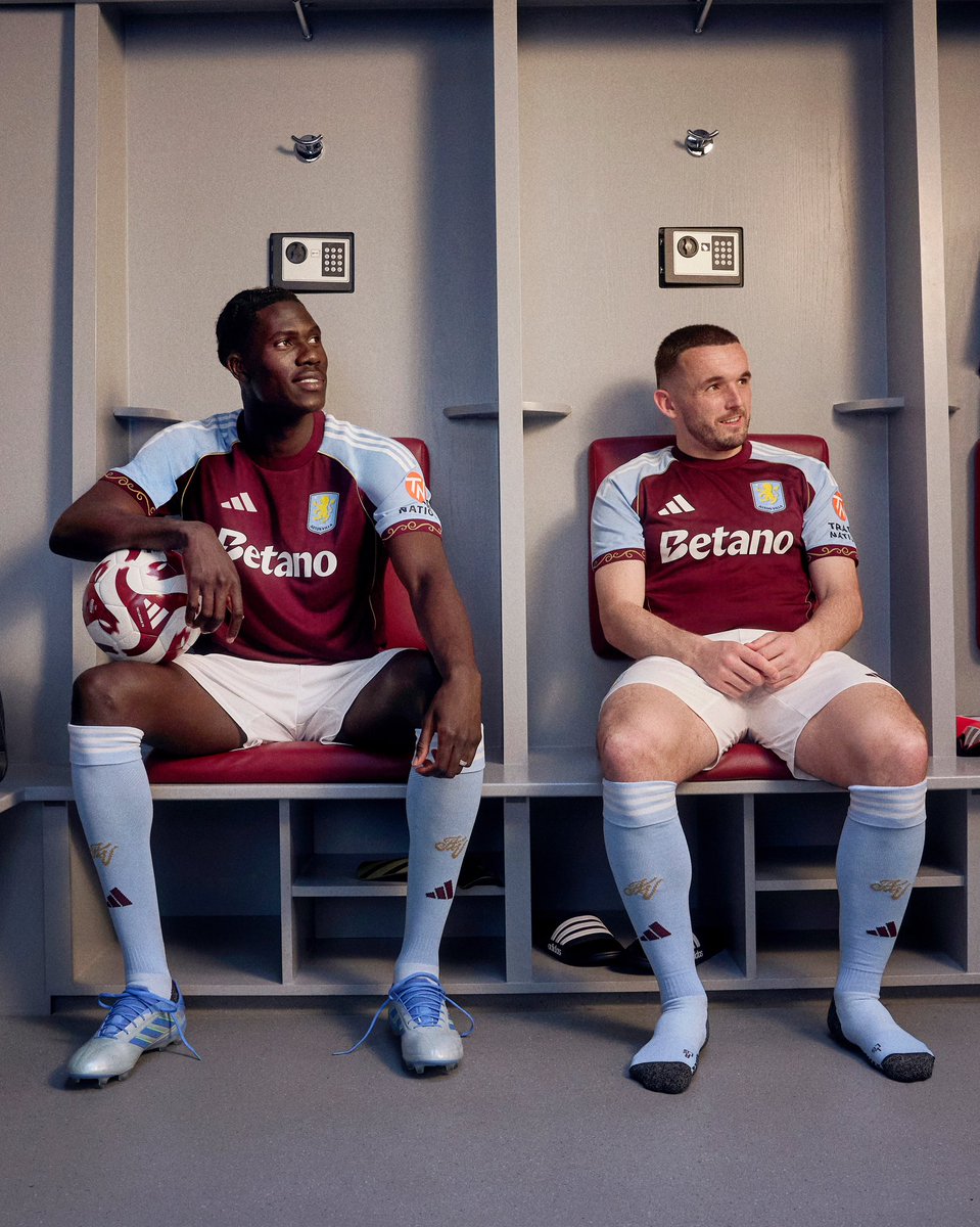 Acayip iyi forma. Bordo göğüs ve mavi kollar her zaman favorim olmuştur.