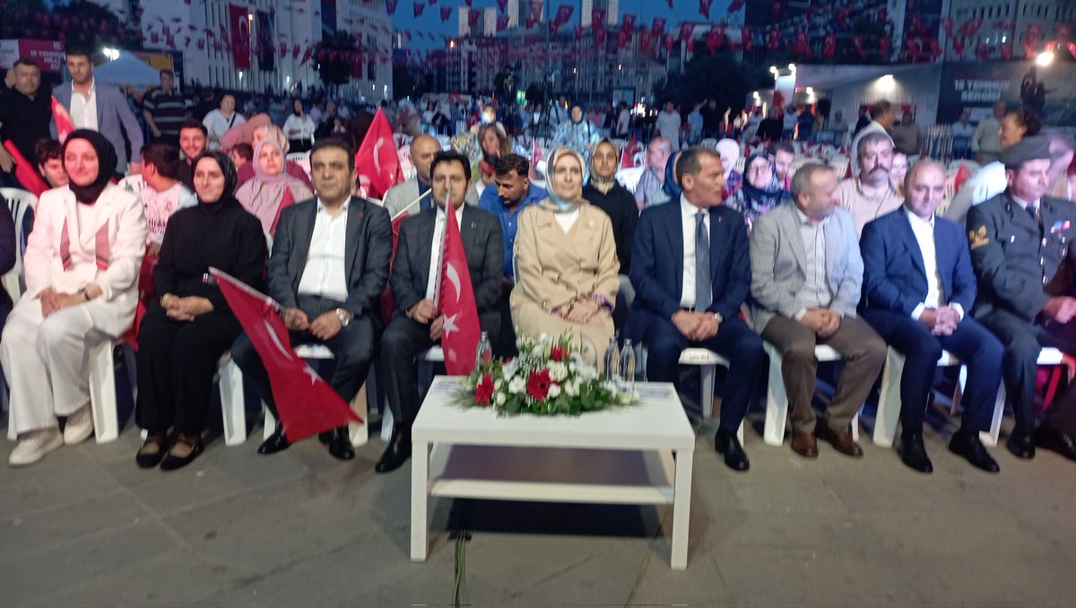 #ZaferinAdıTürkiye 
Zeytinburnu ilçemizde "15 Temmuz Demokrasi ve Milli Birlik Günü" programı 15 Temmuz Meydanında; Kaymakamımız Dr. Adem Uslu, İstanbul Milletvekili Büşra Paker, Belediye Başkanı Ömer Arısoy, Akparti İl Bşk. Yrd. Mehmet Şahinin katılımlarıyla gerçekleştirildi.