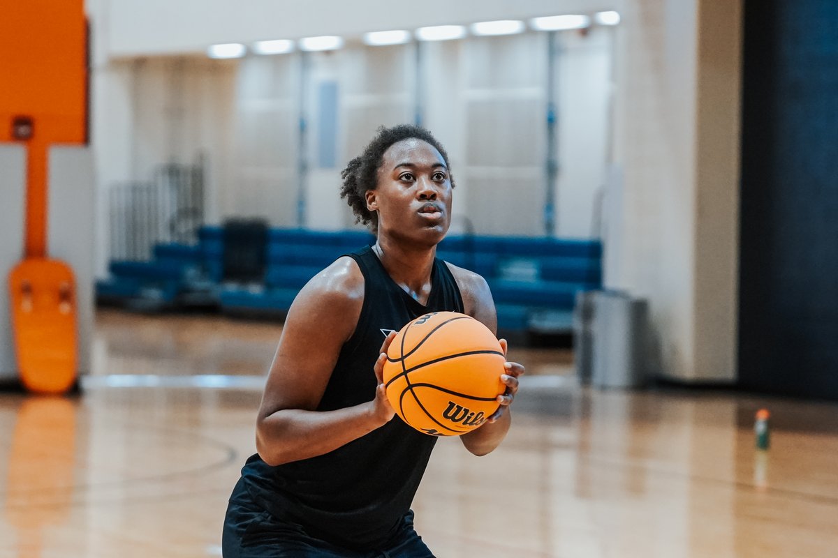 UTSAWBB's tweet image. It's a work day👷♀️
#BirdsUp 🤙 | #LetsGo210 | #CashIn 🏀