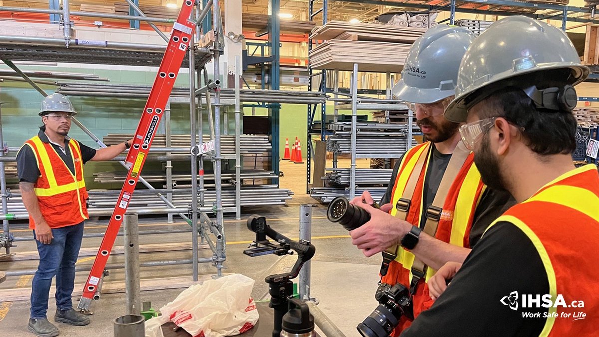 IHSAnews's tweet image. Behind the scenes! We’re filming new safety talk videos about extension #ladders and #scaffolds at the Carpenter’s Training Centre today in #Vaughan. 📹🦺

👉 Visit our YouTube channel to discover our popular series of #safetytalk videos: ow.ly/UANN50Wqazc