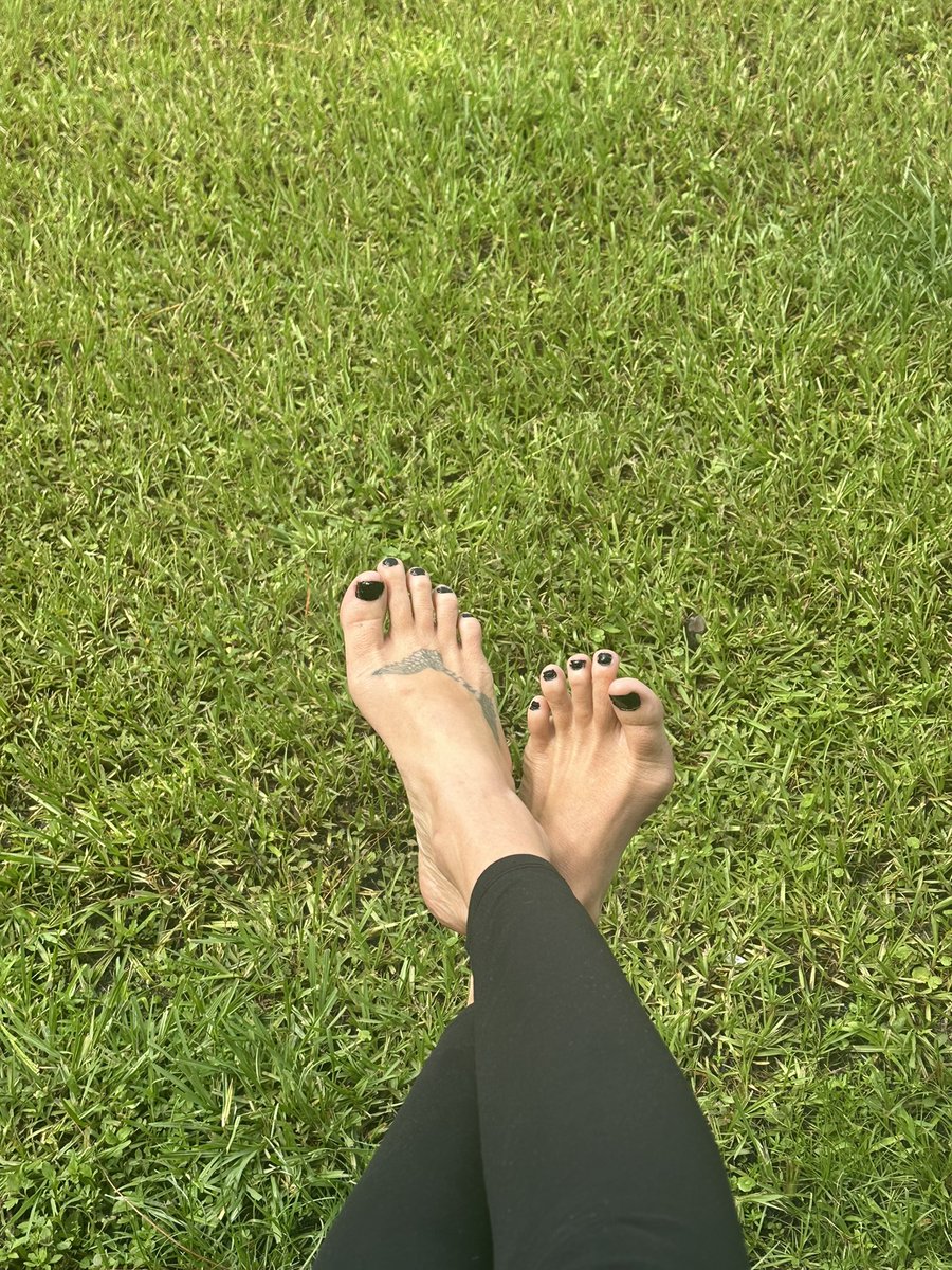 Just enjoying some barefoot time 🍃