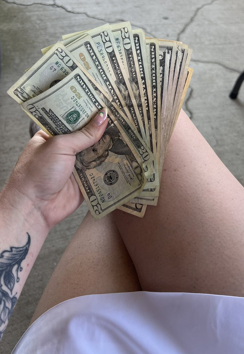 freckled_foxx's tweet photo. Counting your money in this heat. https://t.co/nTMEaID9lI
