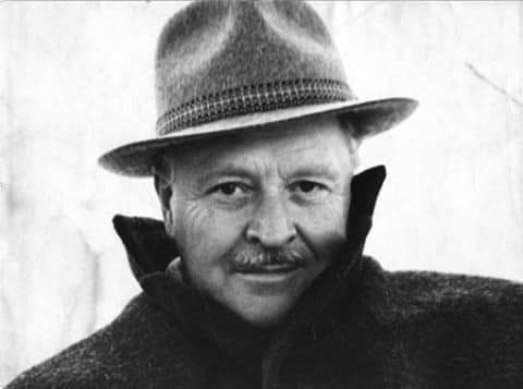 Cumhuriyetimizin kurucusu ve sonsuza dek tek önderi Başkomutan Gazi Mareşal Mustafa Kemal Atatürk; bütün olanakları düşmana vererek değil, bütün olanaksızlıklara karşın dünyada eşi benzeri olmayan Kurtuluş Savaşı'nda emperyalizmle savaşarak ve