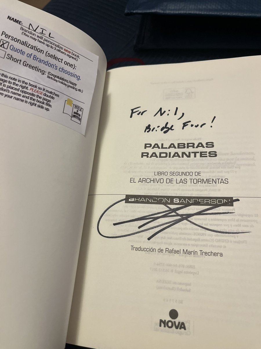 AymatNil's tweet photo. Encara no m’ho crec… 🥹🥹🫂🫂

Ha estat molt emocionant conèixer en Brandon Sanderson i que em firmés els llibres en un lloc com el Celsius (la gent de Dragonsteel súper encantadora).

Crec que he estat dels primers Mistborn en català que ha firmat !! https://t.co/pHwErX5ep6