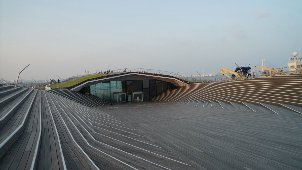 JonTugores's tweet image. Uma, la meva petita de 17 anys vol ser arquitecte. Em demana per edificis que li facin pensar, que surtin de la zona de confortโฆ
Terminal de Yokohama, Japรณ, dels FOA!
Brillant