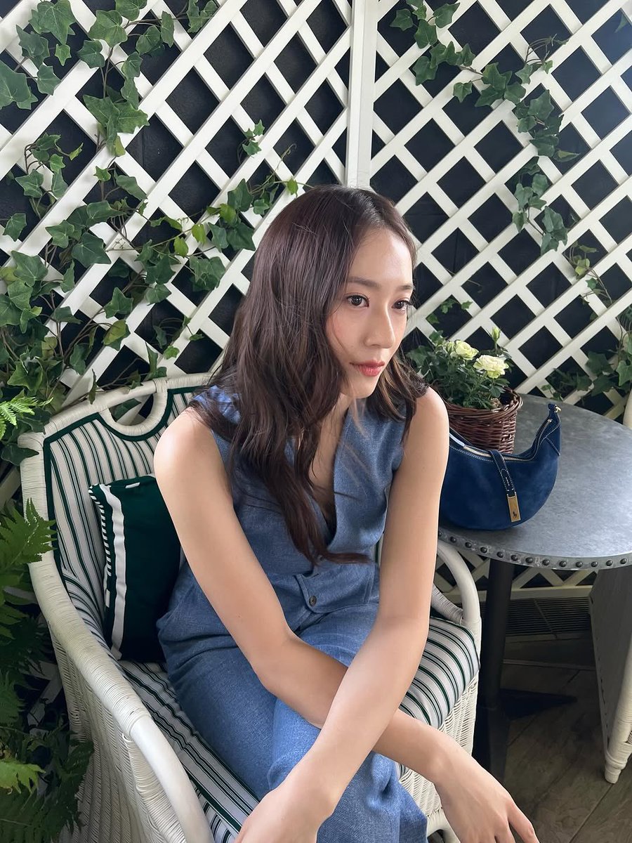 krystclass's tweet photo. [Krystal IG]

“best sunday with @.wimbledon @.poloralphlauren &amp; strawberries and cream🍓💚🎾
#.PoloRalphLauren #.PoloRLStyle #.RLTennis #.Wimbledon #.Wimbledon2025” https://t.co/HyerELssMi