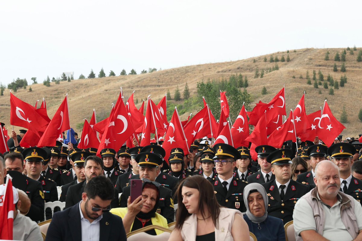 Polis Özel Harekât ve Havacılık Daire Başkanlığımızda şehit düşen kahramanlarımızı anmak üzere, aziz milletimizle bir aradaydık.

🇹🇷🇹🇷🇹🇷

Cumhurbaşkanımız Sayın Recep Tayyip Erdoğan’ın teşrifleri ve
İçişleri Bakanımız Sayın Ali Yerlikaya’nın katılımlarıyla 15 Temmuz Anma