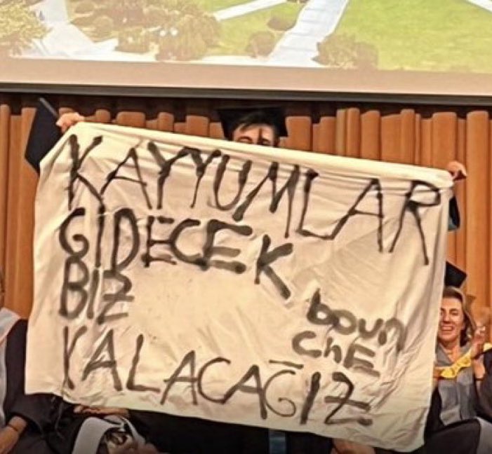 solcugazete60's tweet photo. Boğaziçi Üniversitesi mezuniyet töreninde 'Kayyum gidecek biz kalacağız' pankartı açan öğrenci Berat Kaşkaloğlu'nun yüksek lisansı iptal edildi. https://t.co/rHiNOZRct5