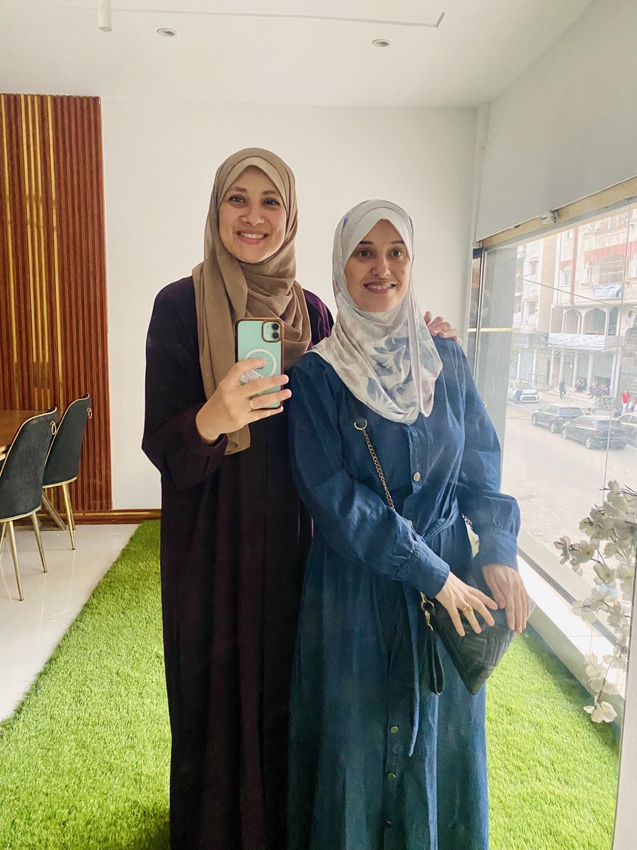 amalhabeeb87's tweet image. بتعرفوا صديق العمر؟
بتمسح دموعك إنت وإياه وبتوقفوا قدام المرايا تتصوروا ولا كإنه فيه اشي!، تنتصران على كل الوجع معًا.
صديق يشبه الظل، يحبك في العتمة والنور، يتنقل معك في كل المراحل، هو صديق المكان، صديق الزمان، صديق المنفعة، المحنة، المنحة.
ثم إن صديق العمر يشبه البيت، فأنت تعود…