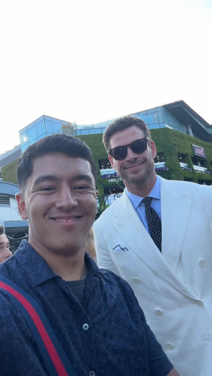 liamhemsnewss's tweet image. #new Liam Hemsworth with a fan at men’s finals at @wimbledon on July 13, 2025 📸 @otabekazimov13 #liamhemsworth