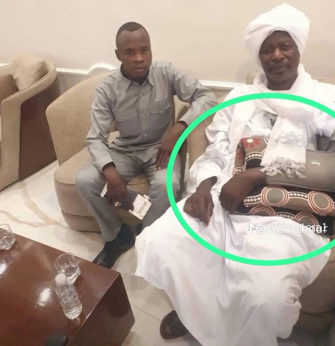 #السودان #تشاد :نشكر قوات الدعم السريع على جهودها البطولية في تنظيف الصحراء من مرتزقة التروبورو الذين أرهقوا التجار بقطع الطرق ونهب الممتلكات، وها هو أحد قادة هؤلاء المرتزقة، عبد الله بندا، يتلقى العلاج في مصر من إصابات ألحقها به أبطال الدعم السريع أثناء مواجهاتهم الحاسمة.