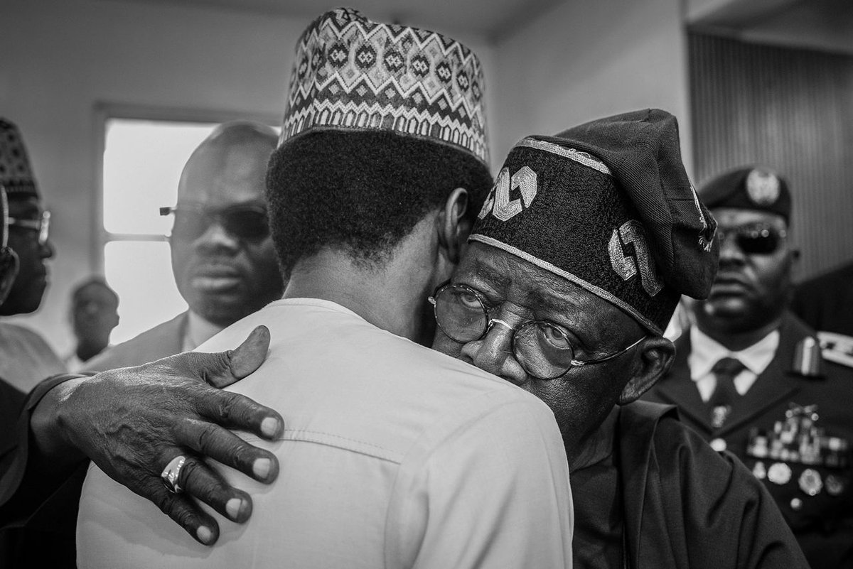 Abdulfagge's tweet image. Allah ya gafartawa Baba Buhari, ya amshi hanzarinsa, Ya kyautata tamu bayan tasu. Allah Ya sa mu gama lafiya.

Baba Bola Tinubu ya nuna iya ƙaunar da masoyi yakamata ya nunawa masoyinsa bayan ransa.

Allah ya bashi ikon cigaba da riƙe amanar wannan zumunci, amin!