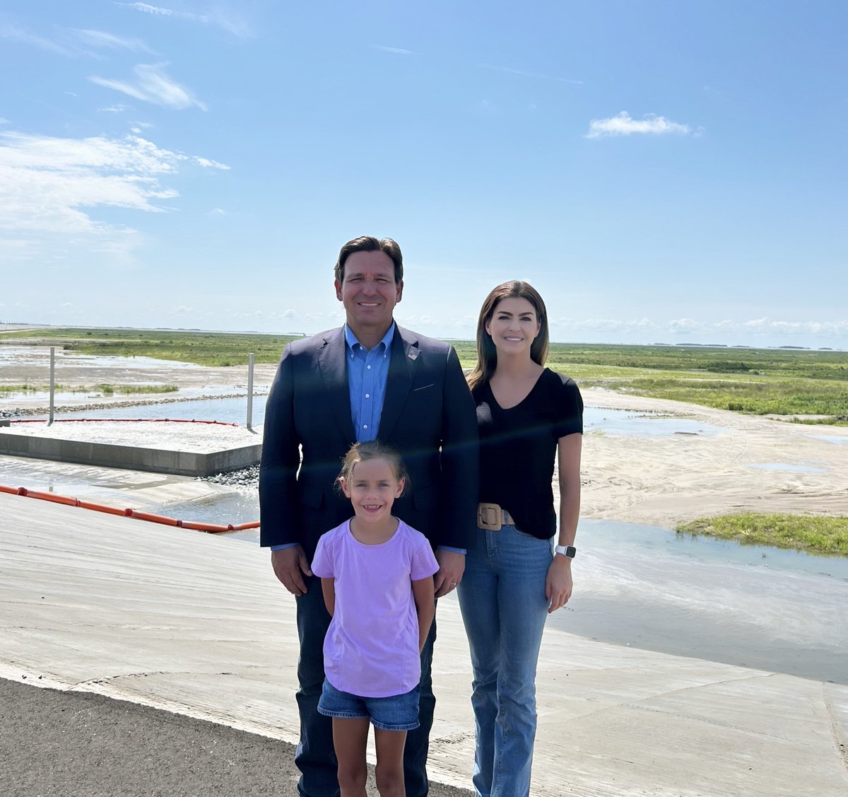 CaseyDeSantis's tweet image. We have an obligation to leave Florida’s environment to our children better than we found it. Proud to show Madison the major victory of the C-43 reservoir opening. This project will move 650,000 gallons of water a minute to clean water from Lake Okeechobee and send it toward the…