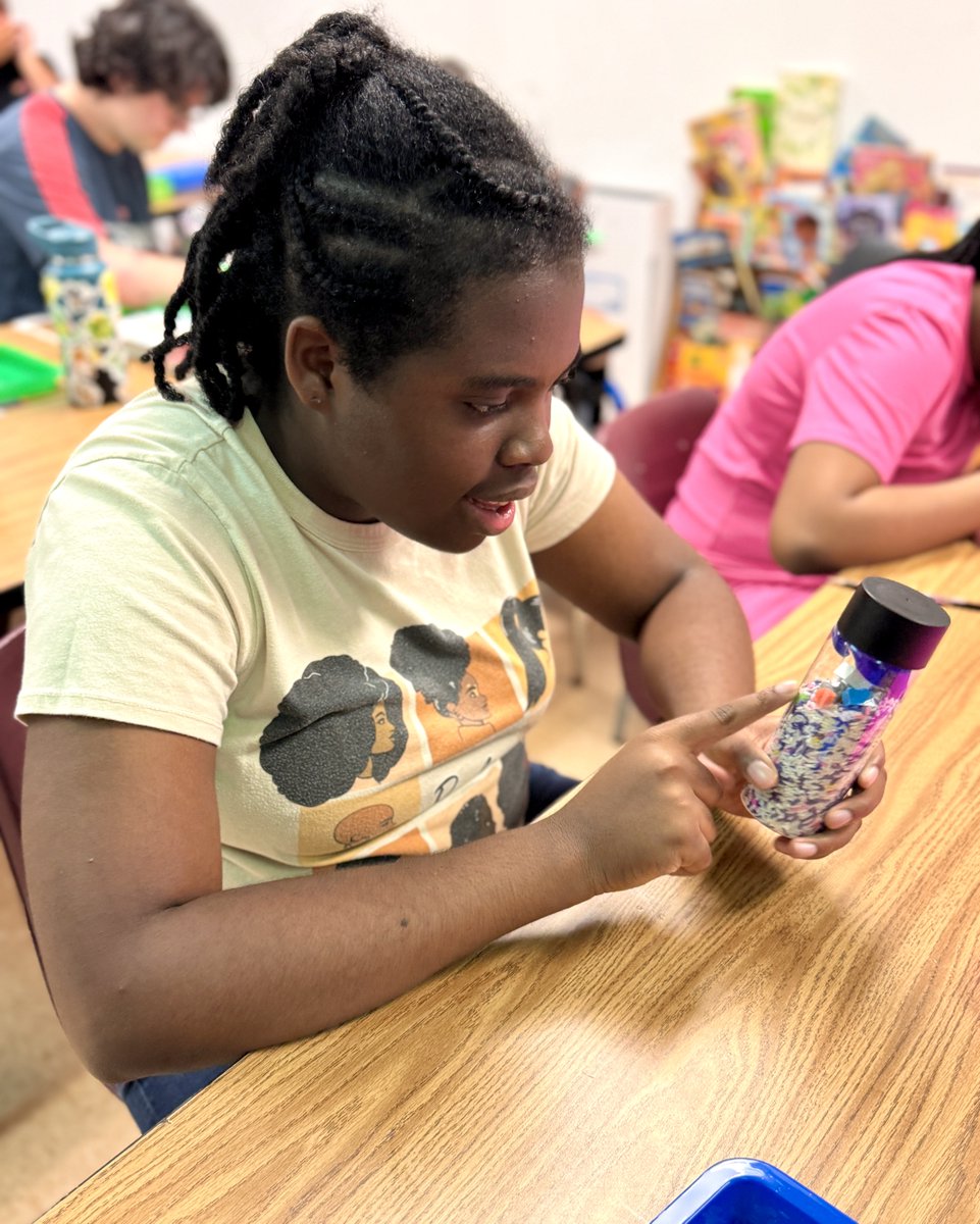 CathedralArts's tweet image. In the CAPabilities Sensory Art class at Hope Haven, students were tasked with a sensory art project involving tiny objects and colored rice. 🦕 The students then repurposed their creations as musical shakers and the joy was palpable! Learn more at capkids.org/programs/.🌟