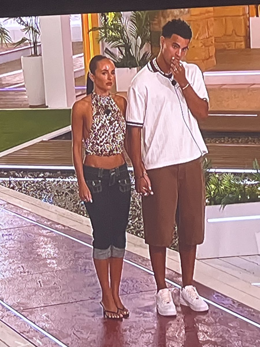 povtive's tweet photo. sorry what is lauren wearing someone send in a stylist NOWW #LoveIsland #LoveIslandUK https://t.co/1hDrJSjfZt