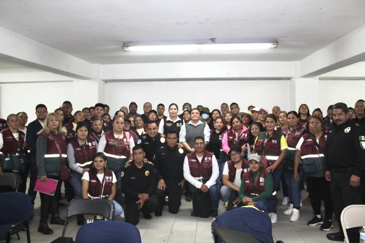 Vcarranza_'s tweet photo. ¡Fortalecemos la Seguridad! 🚔

En sinergia con el equipo de la Subsecretaria de Participación Ciudadana y Prevención al Delito de la @SSC_CDMX , el equipo de la #SAPCI fue capacitado en acciones cotidianas para reforzar la seguridad y el bienestar social. 🤝🏼

#SomosComunidadVCA https://t.co/2KVAJutqid