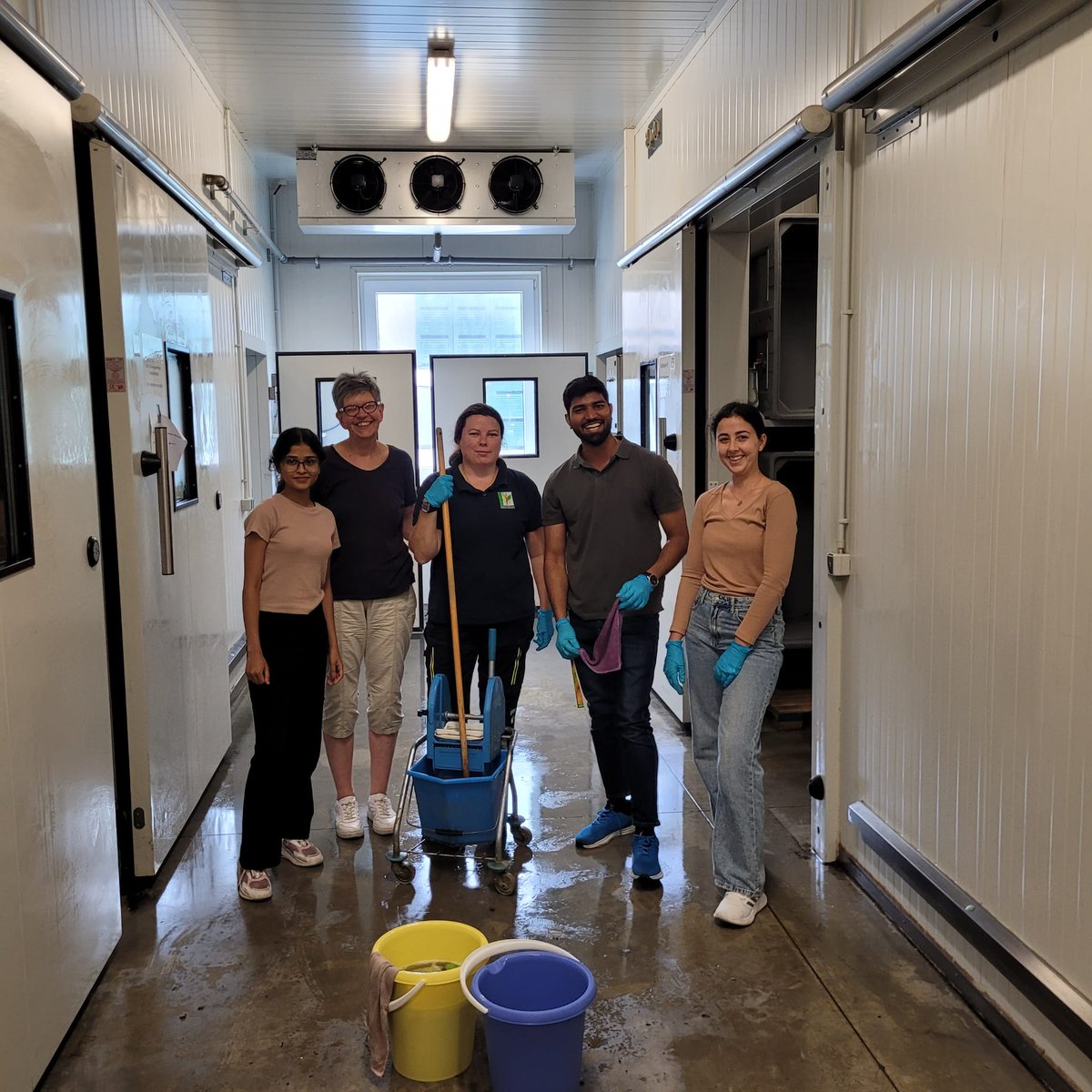 Nacherntephysi1's tweet photo. From cold rooms to clean labs β storage is more than science, itβs teamwork.
On to the next stage with a strong crew and even stronger motivation! π
#ResearchLife #TeamSpirit #StorageSeason https://t.co/ue6ov4iLwo