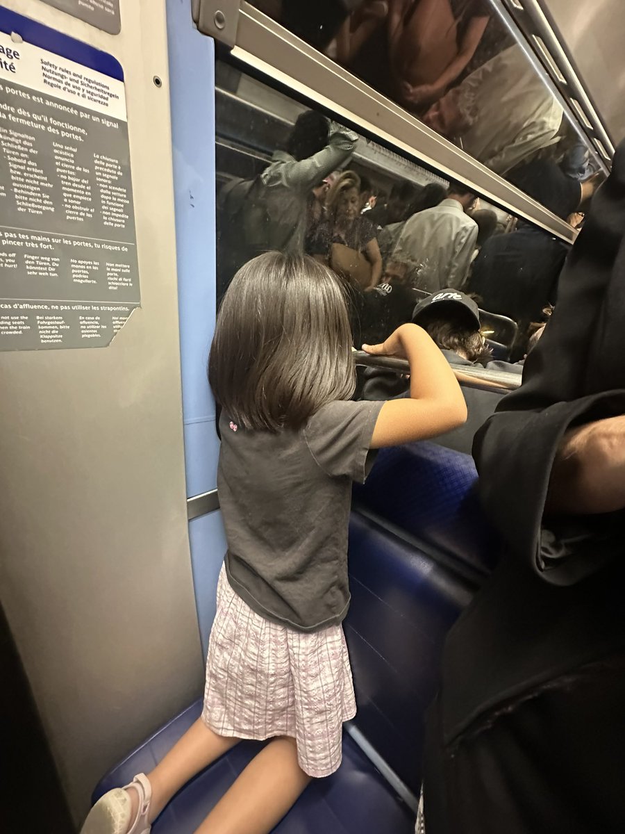 mihonog's tweet image. フランスはホント皆んな子どもに優しい🥹
パリのお店でもメトロでもカワイイ子ね、とほっぺや髪をを触られたり、椅子に座らせてくれたり、子ども同士もすぐ手を振って仲良し気分🩷
子どもに対する大人の眼差しが本当におおらかで、親としては拝みたくなります。
#FujiiKazeEuropeTour2025