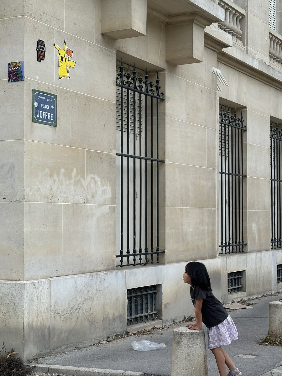 mihonog's tweet image. フランスはホント皆んな子どもに優しい🥹
パリのお店でもメトロでもカワイイ子ね、とほっぺや髪をを触られたり、椅子に座らせてくれたり、子ども同士もすぐ手を振って仲良し気分🩷
子どもに対する大人の眼差しが本当におおらかで、親としては拝みたくなります。
#FujiiKazeEuropeTour2025