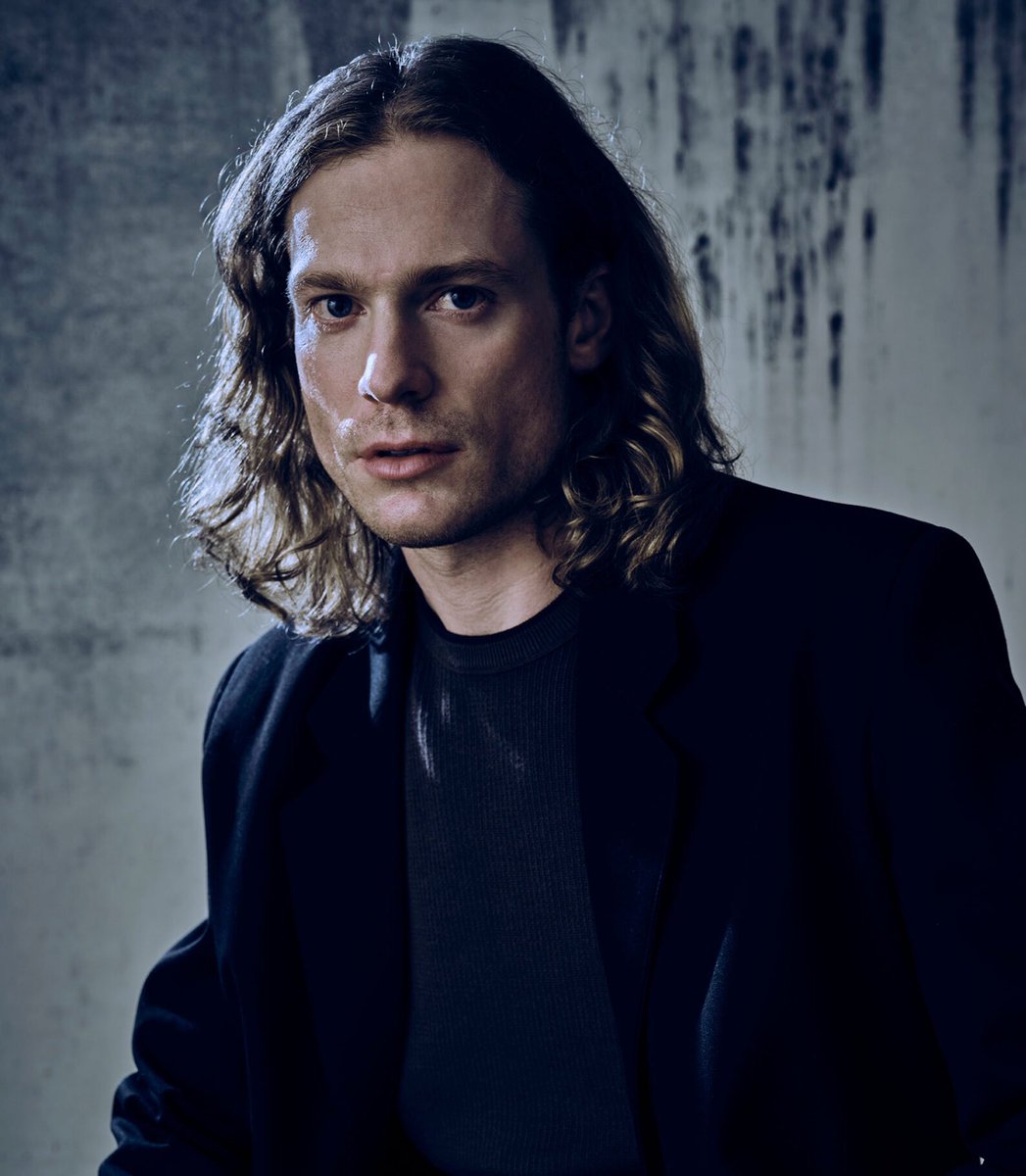 WhoCraved's tweet image. Sam Reid says he’s watching The Vampires of Venice in preparation for Interview with the Vampire season 3 | 🚨
“Those girls really speak to who I want Lestat to be, like wow”