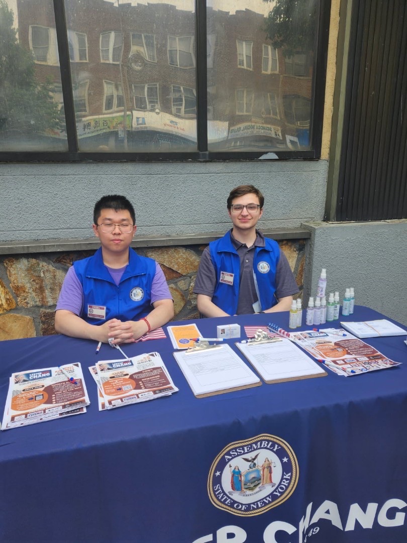 AMLesterChangNY's tweet image. Our SYEP interns tabled at the Salvation Army, interacted with constituents, and talked to seniors and other community members about Assemblyman Lester Chang's new small business program.
#CommunityEngagement #CivicLeadership