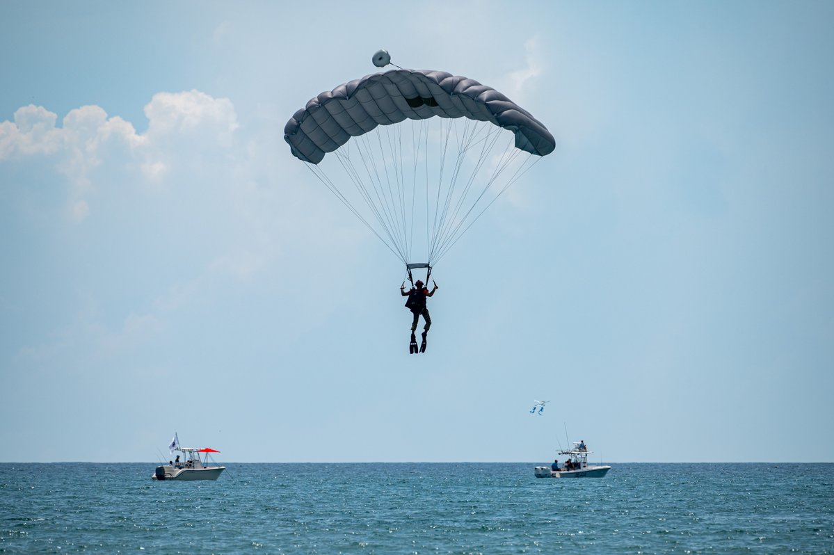SLDelta45's tweet image. It may not have been Superman...but heroes still took to the skies this weekend.
SLD 45 team members helped kick off the Cocoa Beach Air Show, with displays from the @920thRescueWing, @F22DemoTeam, and others flying above the Space Coast. No cape needed. 🇺🇸 ✈️ 🌴 😎 🥥 🦸
