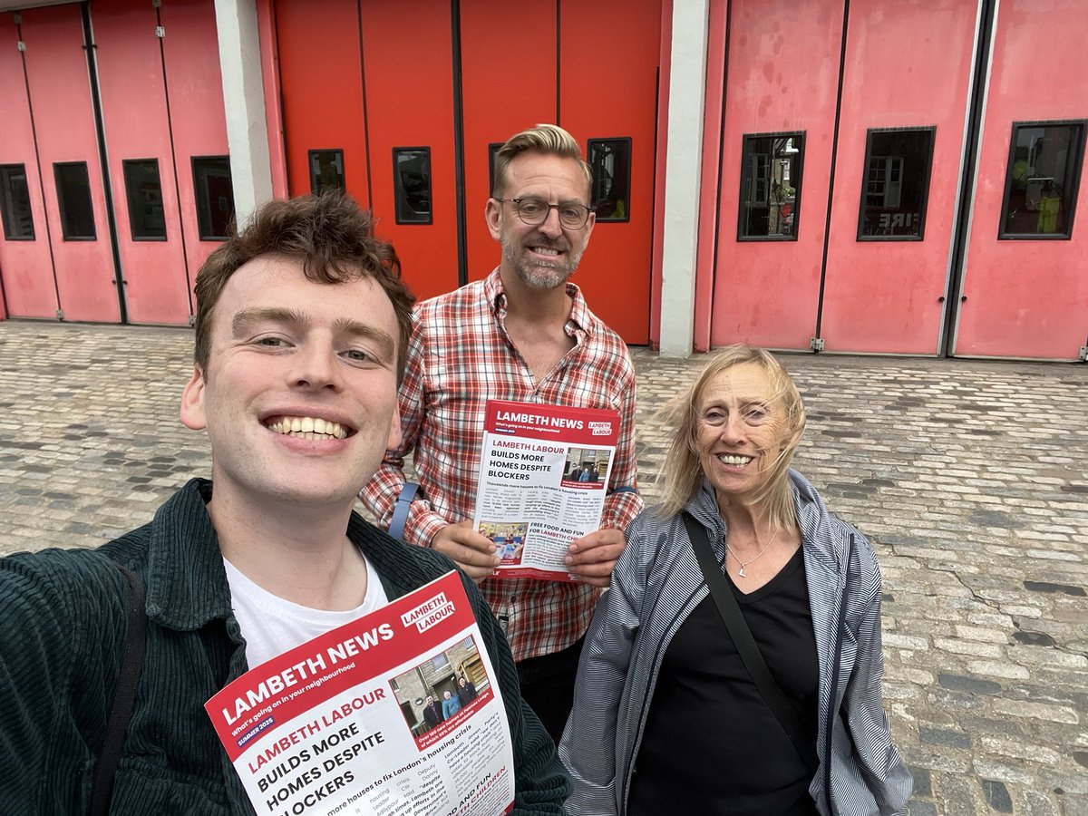 ClaphamTownLab's tweet image. Great conversations in Clapham Town this evening - and lovely to see @SingClapham performing in Old Town afterwards.