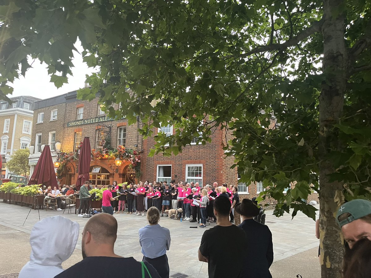 ClaphamTownLab's tweet image. Great conversations in Clapham Town this evening - and lovely to see @SingClapham performing in Old Town afterwards.