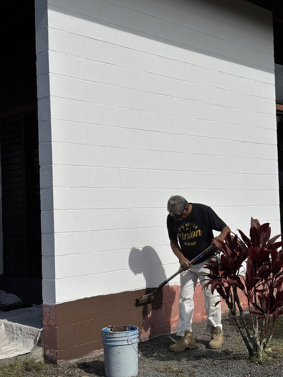 GoIUPAT's tweet image. This is everything our union stands for. We are one family, and it is our job to care for one another!
DC50’s apprentices volunteered their time and skills to repaint the Clubhouse for the Hilo Woman's Club—a club that aims to promote the educational, social, and civic…