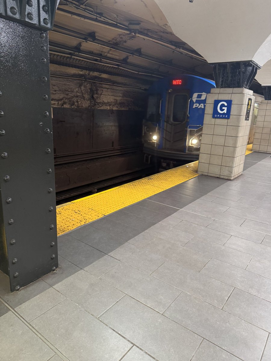 PathBackwards's tweet image. A picture of the very rare operational @PATHTrain in its natural habitat.